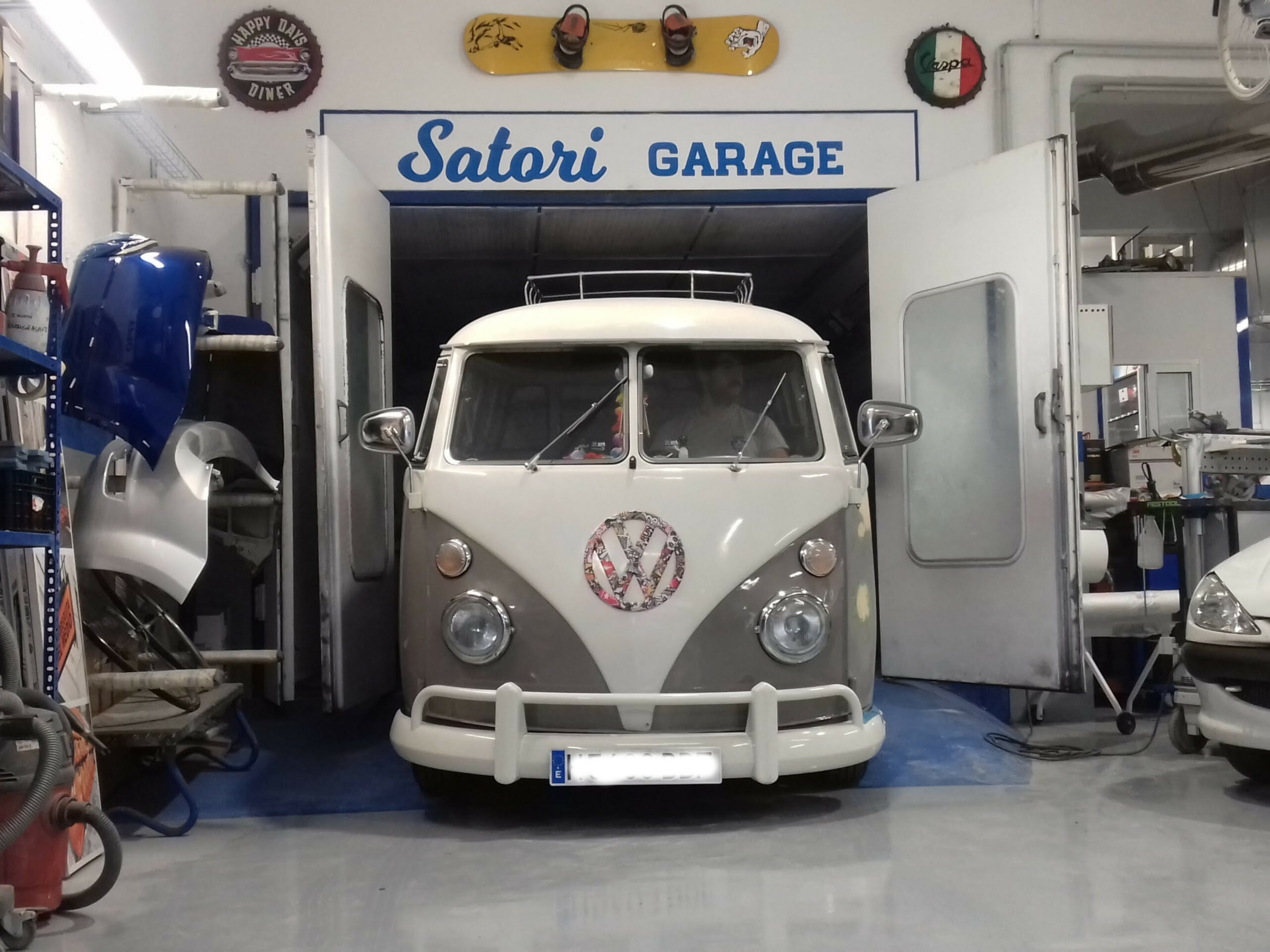 Furgoneta saliendo de box de pintado