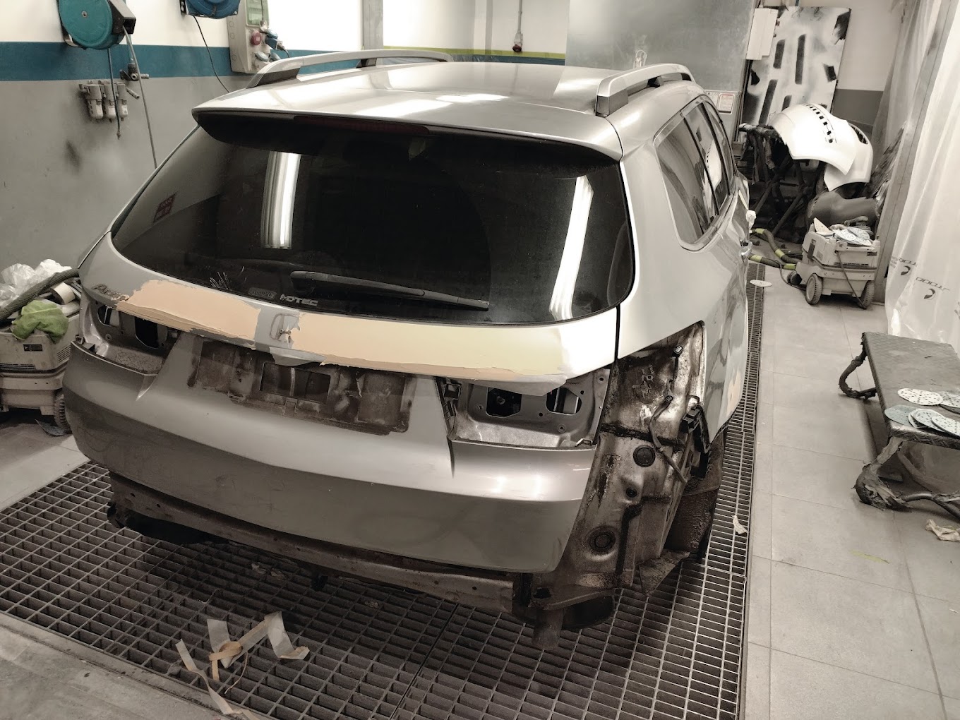 vehículo preparado para pintar en cabina